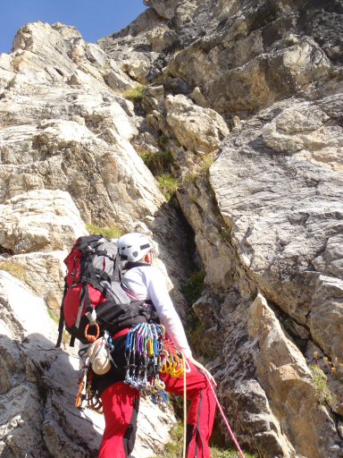 Aiguille de la Nova 012a.jpg - Je me lance le premier dans L1 (6a)